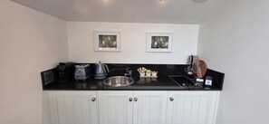 Deluxe Apartment | Private kitchenette