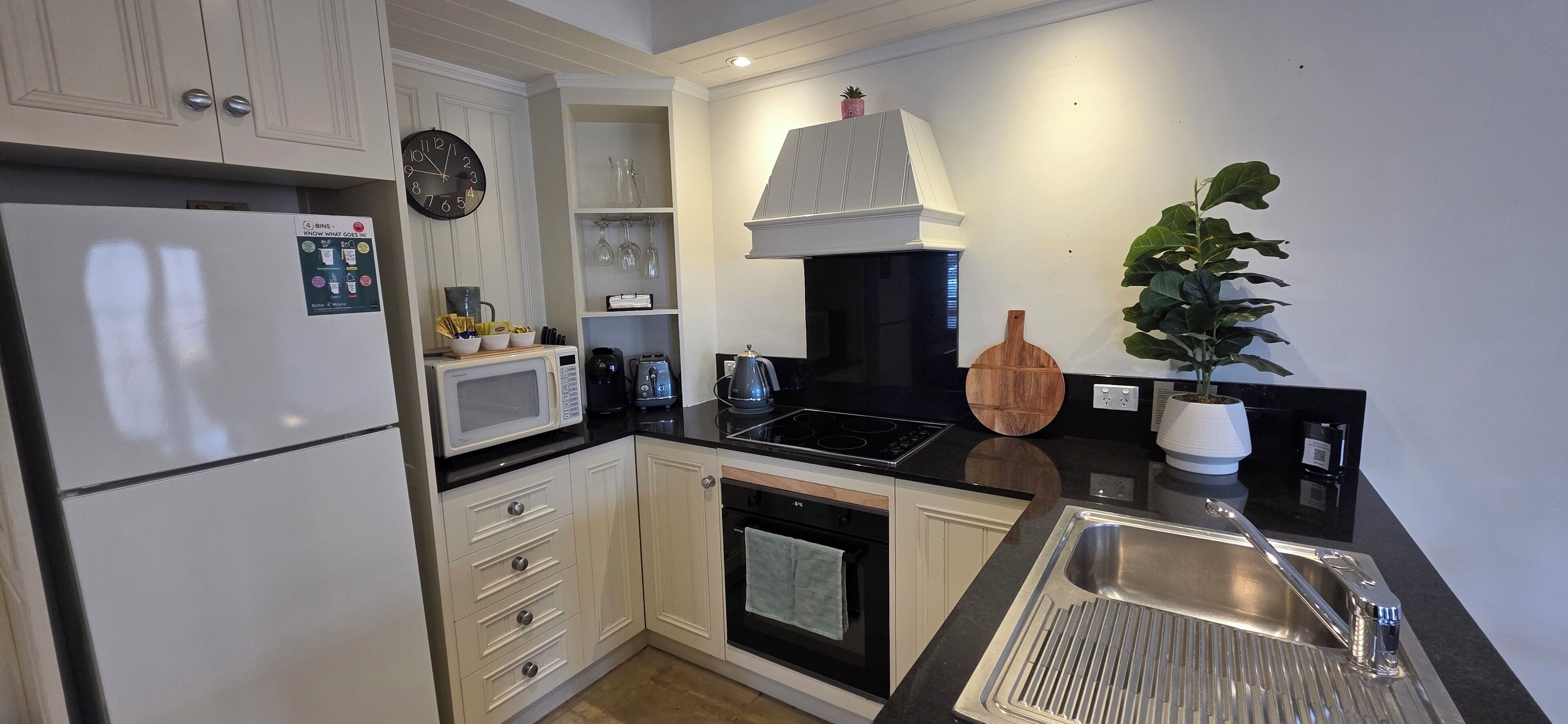 Deluxe-lejlighed - udsigt til gårdsplads | Privat køkken | Kaffe-/temaskine, elkedel, spisebord