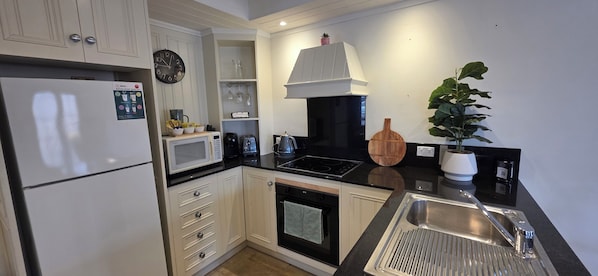 Deluxe apartman, kilátással az udvarra | Privát konyha | Kávé-/teafőző, elektromos vízforraló és ebédlőasztal