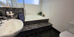 Deluxe Apartment, Courtyard View | Bathroom | Hair dryer, towels, soap, toilet paper - Sandstone Suites (Port Fairy)