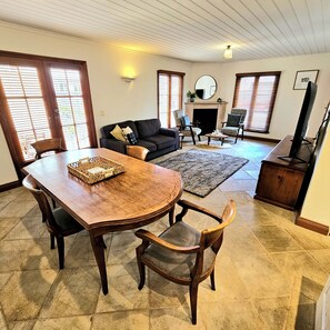 Departamento Deluxe, vista al patio | Área de sala de estar | Smart TV de 40 cm con canales digitales 