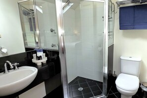 Departamento Deluxe | Baño | Secadora de cabello, toallas, jabón, papel de baño 