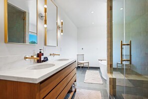 Shower, hair dryer, bidet, towels