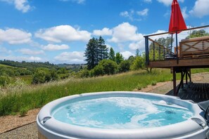 Outdoor spa tub - AppleHouse: Hot tub | Fire pit | Piano | Views (Sebastopol)