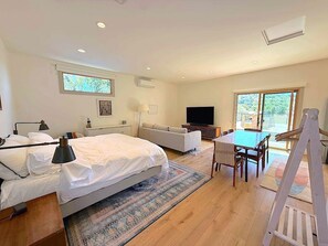 4 bedrooms, desk, iron/ironing board, travel crib