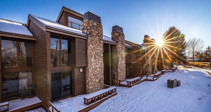 Comfortable townhome with amazing views, private sauna, fireplace, deck & WIFI