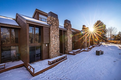 Comfortable townhome with amazing views, private sauna, fireplace, deck & WIFI