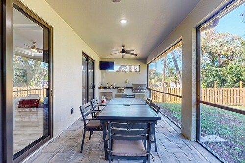 Luxurious home with private washer/dryer, enclosed yard, WiFi, & screened lanai