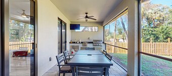 Luxurious home with private washer/dryer, enclosed yard, WiFi, & screened lanai