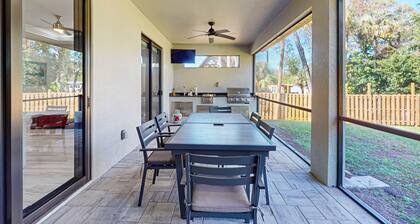Luxurious home with private washer/dryer, enclosed yard, WiFi, & screened lanai