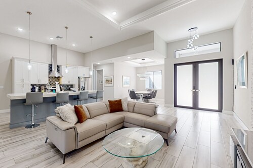 Luxurious home with private washer/dryer, enclosed yard, WiFi, & screened lanai