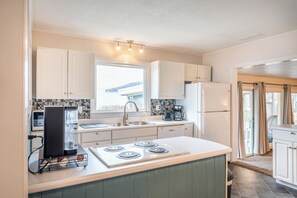 Jääkaappi, mikroaaltouuni, uuni, liesi