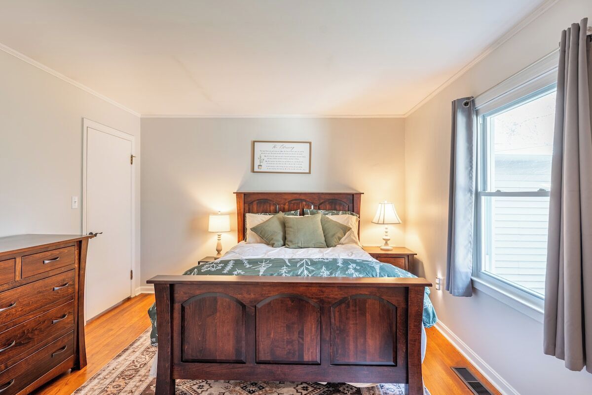 3 slaapkamers, een strijkplank/strijkijzer, wifi, beddengoed