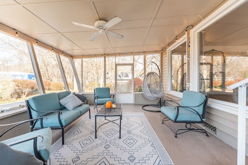 Sleeps 8. Quiet village street. Historic Ripley OH