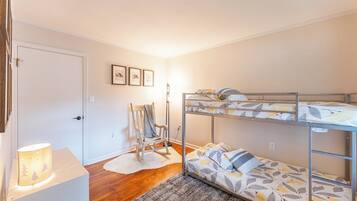 3 slaapkamers, een strijkplank/strijkijzer, wifi, beddengoed