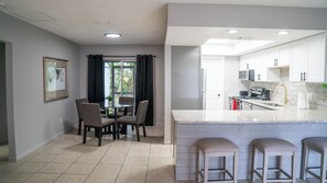 Fridge, microwave, oven, stovetop - Cozy 2-bedroom hideaway with WiFi, AC the heart of Fort Myers (Fort Myers)