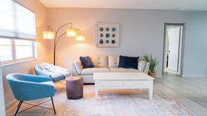 A modern living room with a sofa, two armchairs, a coffee table, and a floor lamp. - Cozy 2-bedroom hideaway with WiFi, AC the heart of Fort Myers (Fort Myers)