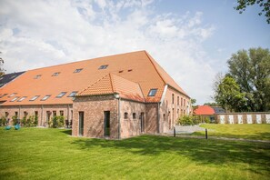 Unclassified image, 5 of 77, button