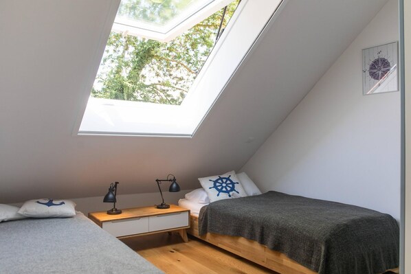 2 bedrooms, desk, WiFi, bed sheets
