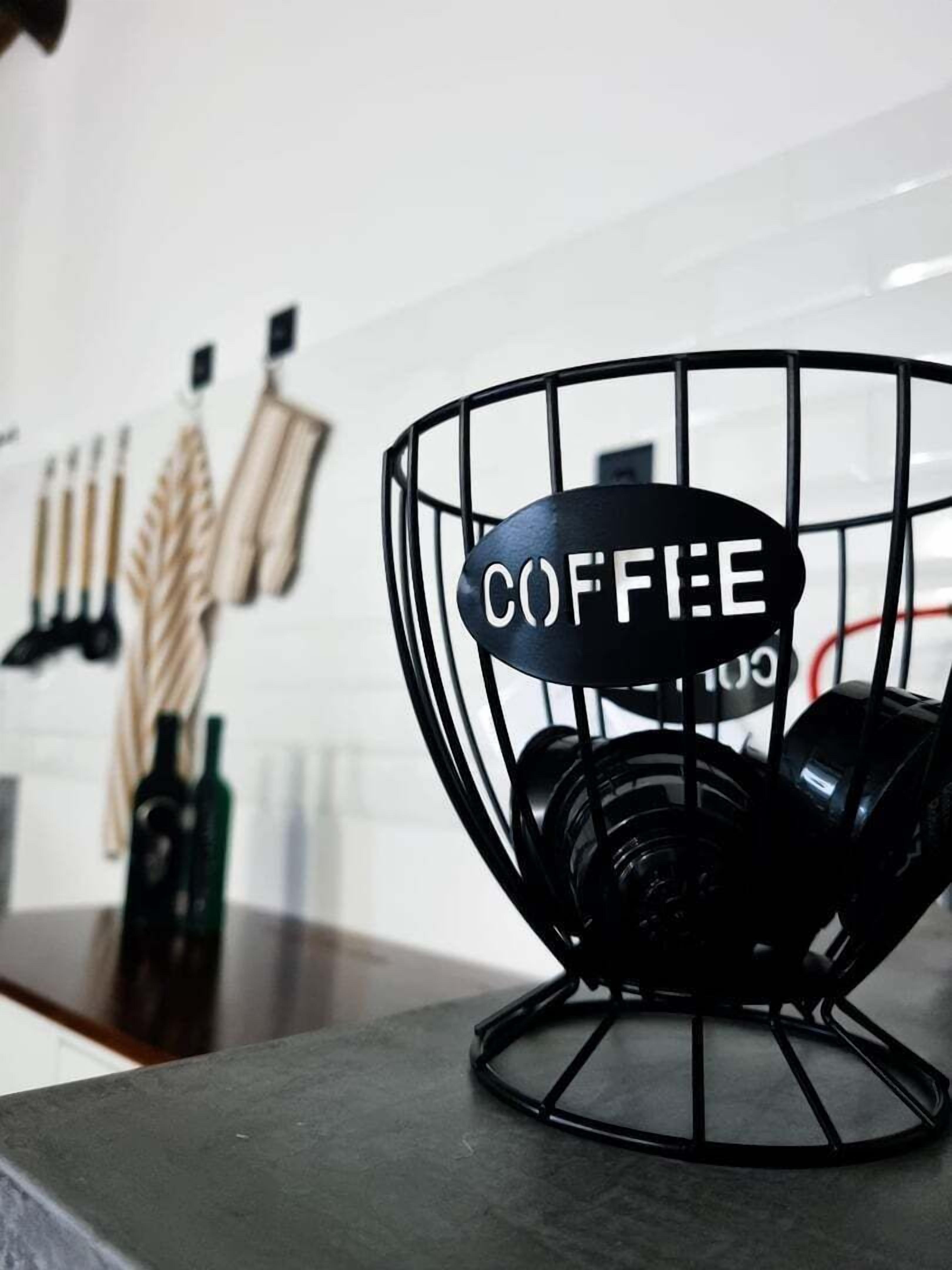 Un macinacaffè nero con un cartello che riporta la scritta 'COFFEE' su un piano di lavoro.