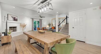 This is a cozy and spacious 1762 sf 2BR and 2.5 BA townhome in a nice and quiet