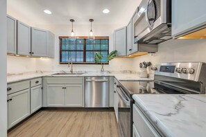 Fridge, microwave, oven, stovetop - This is a cozy and spacious 1762 sf 2BR and 2.5 BA townhome in a nice and quiet (Tallahassee)