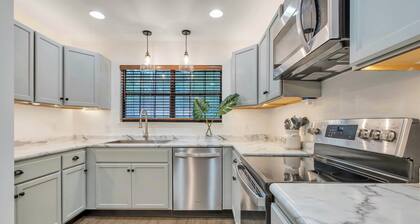 This is a cozy and spacious 1762 sf 2BR and 2.5 BA townhome in a nice and quiet