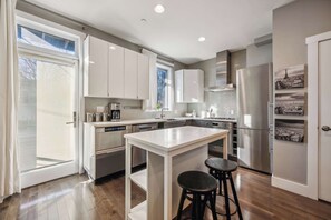 Een koelkast, een microgolfoven, een oven, een kookplaat