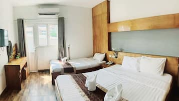 Familierom, byutsikt | Safe på rommet, lydisolert og wi-fi (inkludert)