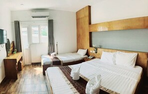 Familierom, byutsikt | Safe på rommet, lydisolert og wi-fi (inkludert)