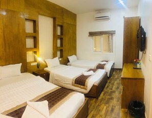 Basic Quadruple Room | In-room safe, soundproofing, free WiFi - Vang Vang T H Central Park Hotel (Vang Vieng)