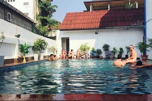 Outdoor pool - Vang Vang T H Central Park Hotel (Vang Vieng)