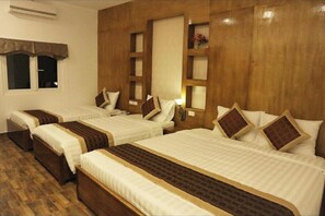 Basic Quadruple Room | In-room safe, soundproofing, free WiFi - Vang Vang T H Central Park Hotel (Vang Vieng)