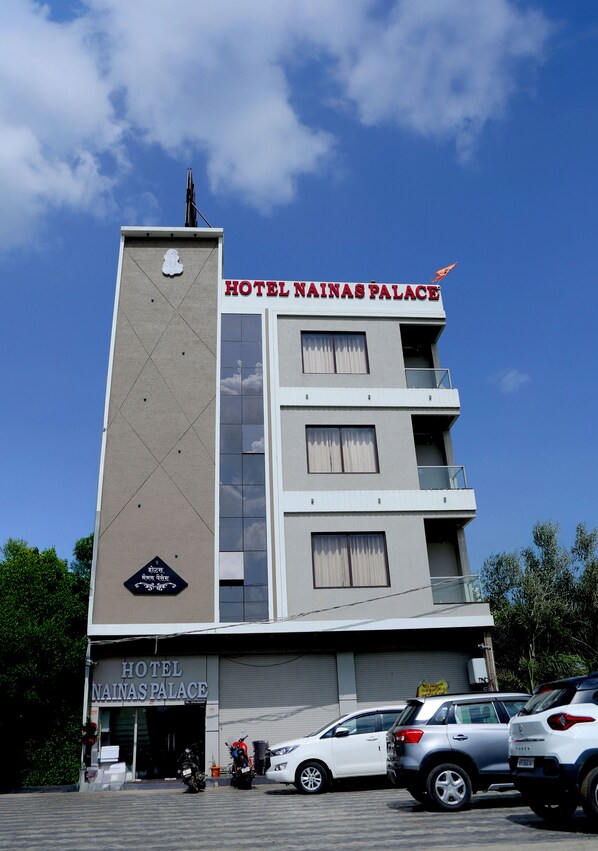 Front of property - Hotel Nainas Palace (Ujjain)