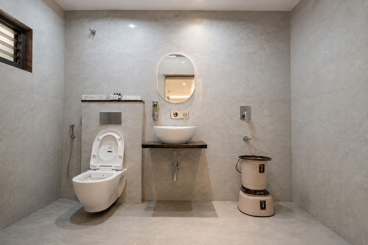 Douche, articles de toilette gratuits, savon, shampoing