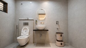 Buồng tắm vòi sen, đồ dùng nhà tắm miễn phí, xà phòng, dầu gội