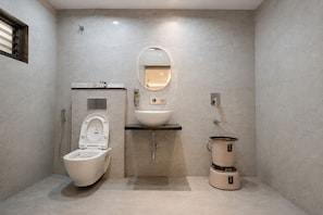 Shower, free toiletries, soap, shampoo - Hotel Nainas Palace (Ujjain)