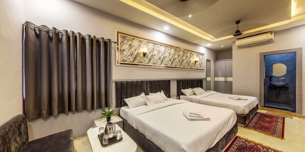 Bureau, espace de travail pour ordinateur portable, Wi-Fi gratuit