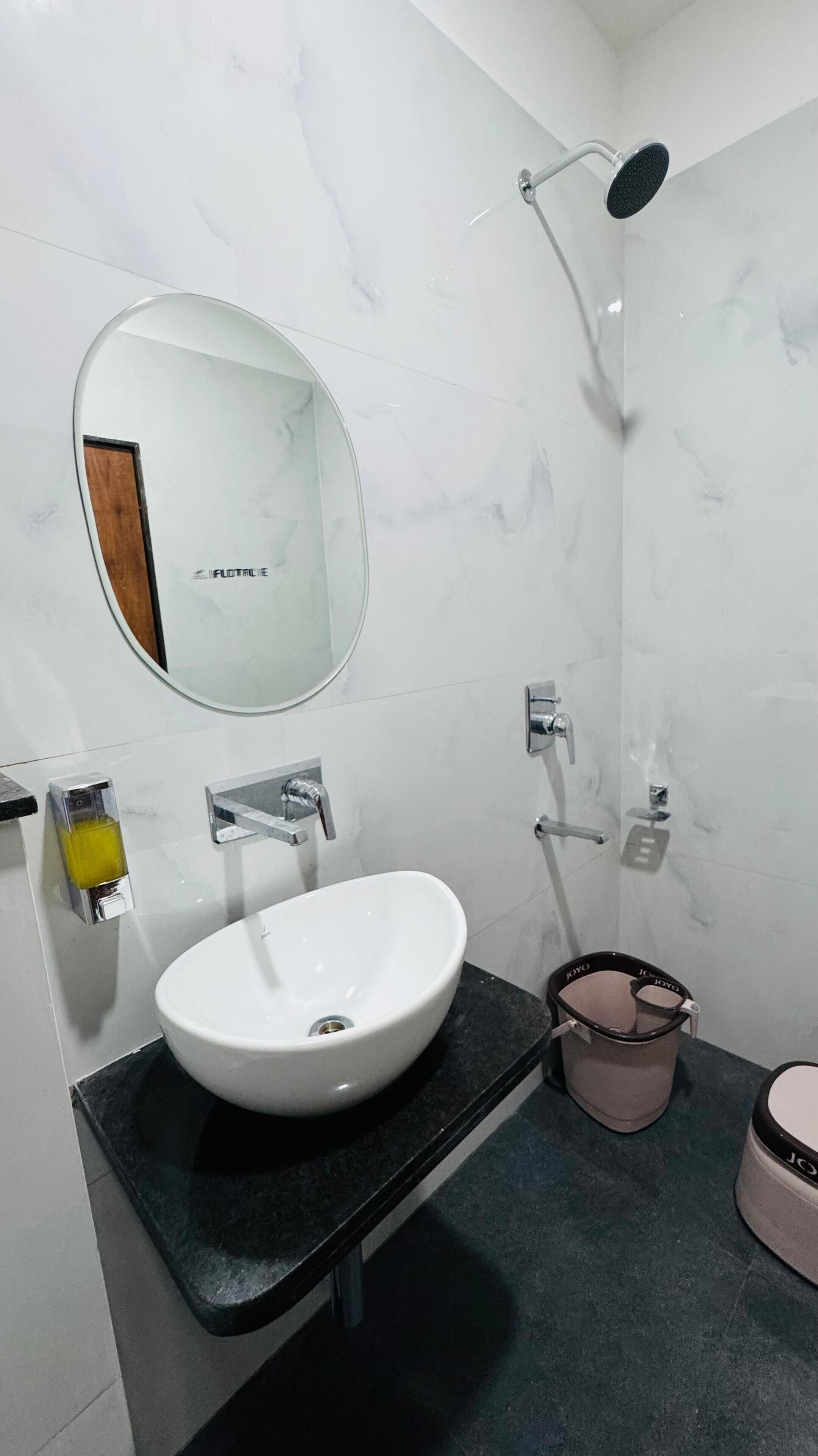 Ducha, artículos de tocador gratuitos, jabón, shampoo