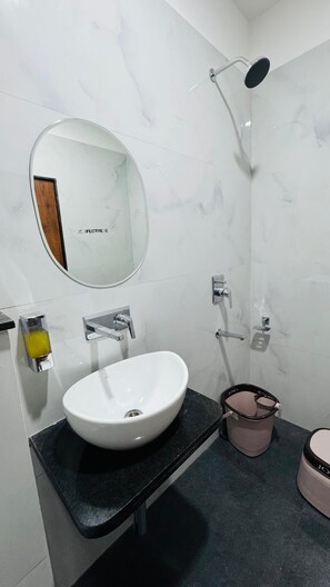 Ducha, artículos de tocador gratuitos, jabón, shampoo