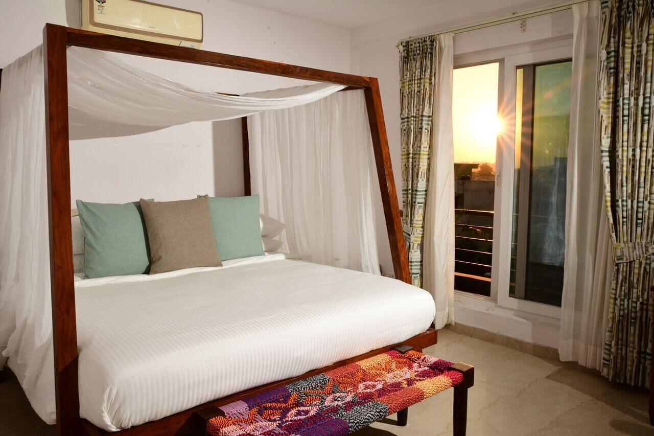 Bureau, espace de travail pour ordinateur portable, Wi-Fi gratuit