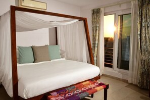 Desk, laptop workspace, free WiFi