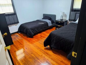 3 habitaciones, escritorio, tabla de planchar con plancha y wifi gratis 