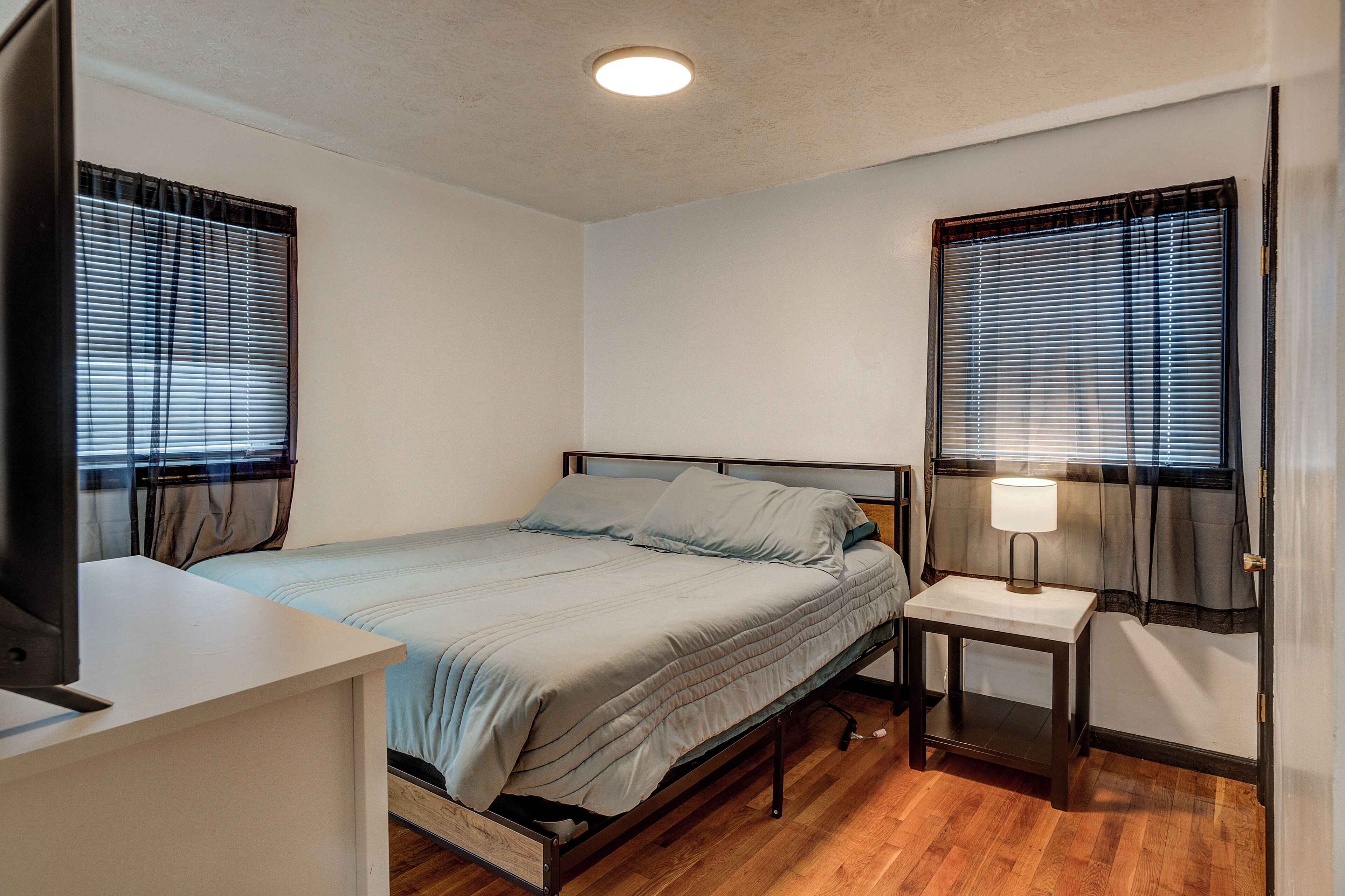 3 bedrooms, desk, iron/ironing board, free WiFi
