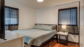 3 bedrooms, desk, iron/ironing board, free WiFi