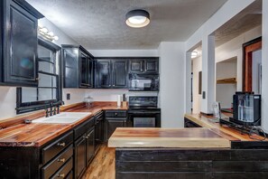Fridge, microwave, oven, stovetop - Centralized Modern Home in Johnson City (Johnson City)