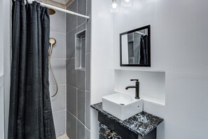 Shower, towels, soap, toilet paper - Centralized Modern Home in Johnson City (Johnson City)