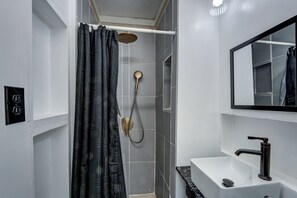 Dusche, Handtücher, Seife, Toilettenpapier