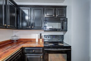 Fridge, microwave, oven, stovetop - Centralized Modern Home in Johnson City (Johnson City)