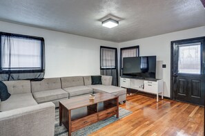 Smart TV, printers - Centralized Modern Home in Johnson City (Johnson City)